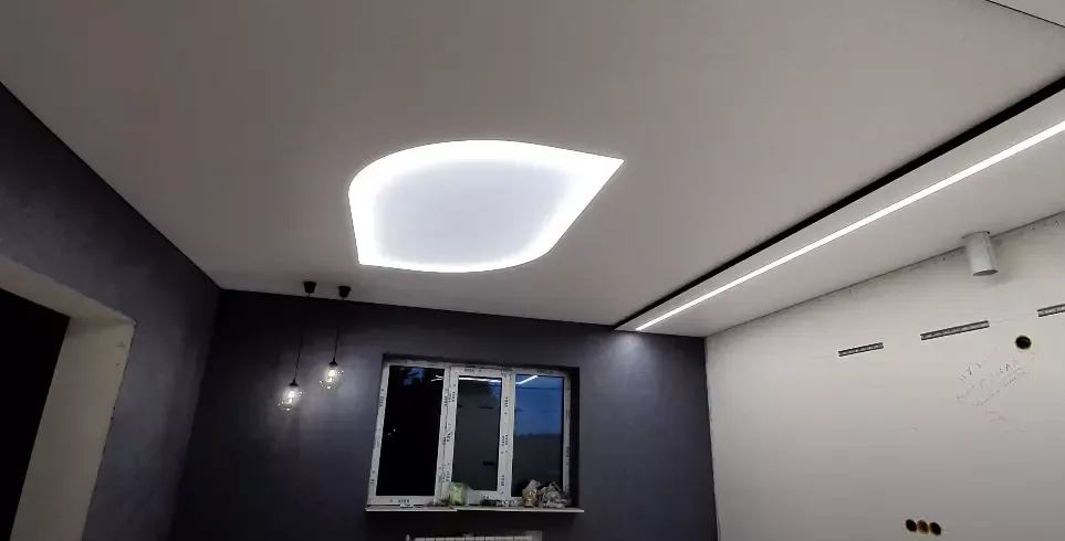 Светопропускающий натяжной потолок со светильниками — Омск, Котельникова, 14, фото 2