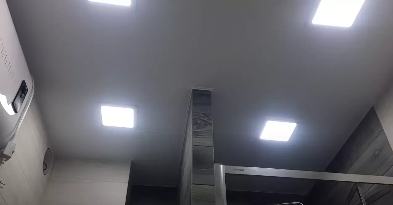 Натяжной потолок с контурной подсветкой внутри для ванной — Омск, Входной микрорайон, 19а, фото 3